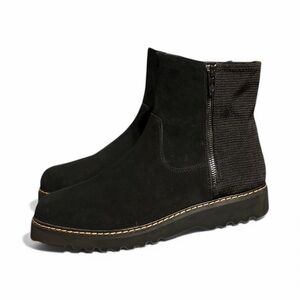 Donald J. Pilner Women’s Black Suede Leather Comfort Lug Boots Side Zip.